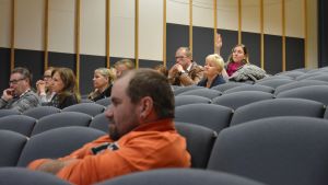 En handfull Borgåpolitiker närvarade också på mötet. En person markerar på invånarmöte i Borgå.