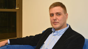 Harry Lunabba är univeristetslektor i socialt arbete. I utbildningen förbereds de blivande socialarbetarna för de potentiellt hotfulla och krävande situationer som kan uppkomma i arbetet. Harry Lunabba sitter i en blå soffa.