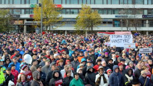 I oktober 2016 var kampen för omfattande jour vid VCS i full gång. Tusentals österbottningar slöt upp till demonstration på Vasa torg. Manifestation för Vasa centralsjukhus på torget i Vasa.