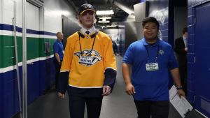 Juuso Pärssinen valdes som nummer 210. Juuso Pärssinen går i en korridor med Nashvilles tröja på sig.
