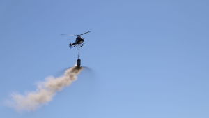 Sammanlagt åtta ton kalksten spreds i Kolkkaviken på torsdagsförmiddagen. Helikopter sprider ut kalksten i Kolkkaviken i Nådendal.