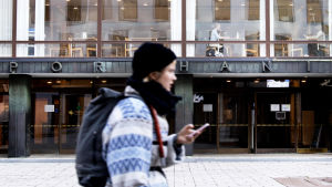 Det mesta sker på distans vid Helsingfors universitet i höst. Porthaniabyggnaden på Helsingfors universitets centrumkampus.