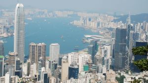 Hongkong är det ledande finanscentrumet i Asien. Också många västländer har gjort massiva investeringar i den förra brittiska kolonin. Vy över staden Hongkong. Hongkong är det ledande finanscentrumet i Asien. Också många västländer har gjort massiva investeringar i den förra brittiska kolonin