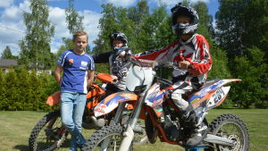 Mikael Parviainen, Arttu Antikainen och Aaro Antikainen.. Mikael Parviainen, Arttu Antikainen och Aaro Antikainen saknar motocrossbanan i Sjundeå.