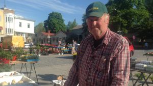 Också försäljaren Lars Forsstedt vill vara kvar på den östra sidan. Lars Forsstedt är försäljare på Ekenäs torg.