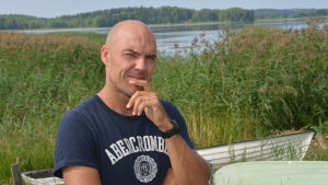 Henrik Lund fotograferar konstverken också efter vernissagen. Henrik Lund, fotograf från Lappträsk