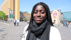 ung tjej i svar halsduk på torget i Helsingfors.