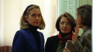 Hillary Clinton tillsammans med assistenter i Vita Huset, mitten av 1990-talet. Scen ur dokumentärserien. Hillary i Vita huset 1995.