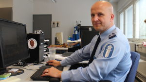Marko Forss jobbar som utredningsledare för en grupp som specialiserar sig på brottslighet bland minderåriga i Helsingfors. En man utan hår ser in i kameran. Han har på sig en ljusblå kragskjorta med polisens logo på armen, och sitter vid ett arbetsbord med händerna på tangentbordet. Framför sig har han en dator, och i bakgrunden finns ett tomt kontor.