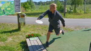 Oskar Kurri har många discar att välja på. Frisbeegolfaren Oskar Kurri kastar frisbee