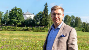 Också en liten kommun har en framtid , anser Sam Vuorinen. Sam Vourinen vid kyrkan i Mörskom.