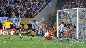 Mario Kempes släckte Holländska och unga fans drömmar 1978 Argentina firar mål 1978 mot Holland