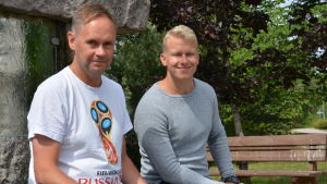 Bosse Ahlgren och Tobias Björklund Bosse Ahlgren och Tobias Björklund sitter vid en fontän i somrigt väder