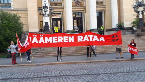 Samer med banderollen "Nej till ishavsbanan". Demonstranter utanför Ständerhuset