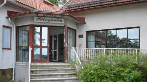 Då staden inte hittade vikarier höll hälsogården i Houtskär stängt under delar av sommaren. hälsostationen i Houtskär