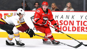 Aleksi Saarelas Charlotte leder AHL-finalserien mot Chicago med 1–0 i segrar. Aleksi Saarelas Carolina leder AHL-finalserien mot Chicago med 1–0 i segrar.