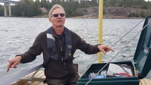 Forskningsingenjör Esa Lehtonen vid Luke har stora förhoppningar på sälskrämmorna. Här visar han hur de är fastsatta på havsbottnen. forskare Esa Lehtonen står på en sälskrämma.