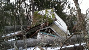 I Sundom i Österbotten var det en och annan sommarstuga som fick se sig besegrad av Aapeli. Badhuset vid Nelins villa har tagit stryk av stormen Aapeli