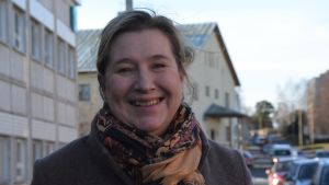 Korsnäs kommundirektör Christina Båssar. Kvinna i halsduk ser in i kameran och ler.