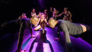 Tuppfäktning på udden eller andra sidan av jordklotet? Lemminkäinen rör sig obehindrat i tid och rum. Foto från Lemminkäinen på Nationalteatern.