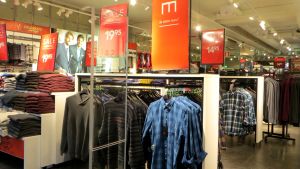 Butiken med herrkläder var mer eller mindre tom på folk. dressman i konstfabriken i borgå