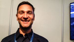 Juha Laaksos företags moderkoncern gör allt från rymduppskjutningsplattformer och jaktplan till telekommunikation, men det är inom det sistnämnda man söker finländsk personal. Juha laakso på rekryteringsmässa.