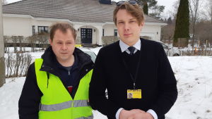 Johan Sundholm får hjälp av taxichaufför Daniel Sjögren. Taxichauffören Daniel Sjögren hjälper Johan Sundholm, som har en synskada.