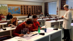 Närmare 20 elever per årskurs brukar läsa tyska i Karis-Billnäs gymnasium. Men betydligt färre väljer att skriva tyska i studenten. Elever i ett klassrum.