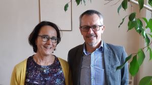 Monica Henriksson, körledare och Anders Lindström, programledare för Sommarsångerna. Monica Henriksson och Anders Lindström leende på bilden.