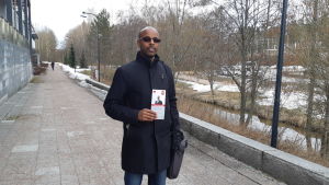 Faysal Abdi (SDP) tror att folk är trötta på regeringens politik, och därför röstar. Faysal Abdi i Björkby.