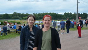 Maria Kalenius (höger) såg sin dotter Adele Kalenius (vänster) tävla i ponnystarten. Adele och Maria Kalenius