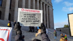 Om utbildningen är gratis, varför har alla inte råd? Ungdomar demonstrerar utanför riksdagshuset.