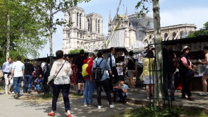En vecka efter branden luktar det fortfarande brandrök i området nära Notre-Dame. En vecka efter branden luktar det fortfarande brandrök i området nära Notre-Dame.