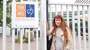 Den franska lagen om jämställdhet inom sporten är sträng men bra, tycker Marie-Cécile Naves, när vi träffas utanför det franska tennisförbundets högkvarter i Paris. Marie-Cécile Naves lutar mot ett staket.