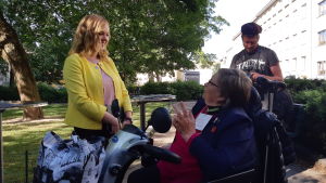 Katri Kulmuni stöds av Centerns hedersmedlem Anna-Liisa Leikkola i ordförandevalet. Katri Kulmuni träffar anhängare i Apolloparken i Helsingfors.