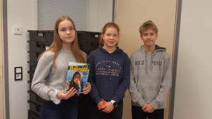 Anna-Leena Kähäri (7C), Kiia Karttunen (9A) och Eeli Kärkkäinen (9A) studerar gärna språk vid Kosken koulu i Imatra. Anna-Leena Kähäri, Eeli Kärkkäinen och Kiia Karttunen läser svenska.