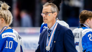 Pasi Mustonen har lett Finland till OS-brons, VM-silver och två VM-brons. Pasi Mustonen med silvermedalj runt halsen, VM 2019.