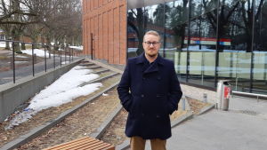 Taneli Kalliokoski (C) förespråkar ett format där förskolan och grundskolans två första klasser bildar en helhet. Taneli Kalliokoski utanför en metrostation.