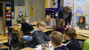 Bildkonst är trevligt, men få lektioner går upp mot känslan när man kastar sig i nyfallen snö . Klass 3 och 4 har bildkonst i Västankvarn skola i Ingå.