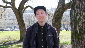 Jakob Norrgård är en av medlemmarna i KAJ. Jakob Norrgård i park under träd 22.4.2020.