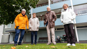 Allt från Näsebacken till Konstfabriken och Agust Eklöfs park hör till vandringsrutterna för kvartetten. Ros-Marie Wikström, Ruth Jussila, Christina Larinmäki och Sven Backman framför sitt höghus.