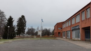 Lugnt och beskedligt utanför kommunkansliet i Hirvensalmi. Bild på kommunkansliet i Hirvensalmi.