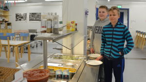Eemil Tamminen och Teemu Tuomala tycker att skolmaten nu är lika bra som, eller rentav bättre än, i fjol. Eemil Tamminen och Teemu Tuomala vid matdisken.