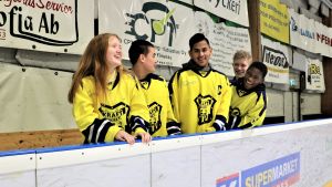 Kompisarna och det intensiva spelet är det roliga med hockeyn, tycker Laura, Isak, Lucas, Leo och Linus Några av spelarna i Kraft Hockey C-juniorer står utanför sargen i ishallen i Närpes