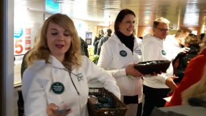 Vice ordförande Katri Kulmuni, partisekreterare Riikka Pirkkalainen och partiordförande Juha Sipilä hälsade på partifolket på Centerns partikryssning nyligen. Centerledningen välkomnar folk ombord på partikryssning.
