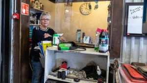 Vid kundbetjäningsdisken blir det många pratstunder med kunderna. Veronica Wirbergh i sin bilverkstad.