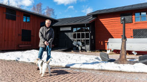 Antti Muuronen är rädd för att nybygget täpper till de öppna vyerna från sjöfartsmuseet ut mot hamnen. Antti Muuronen med sin hund på Skeppsbron.
