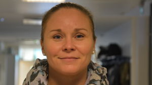 Grundläggande saker ska vara i skick för att man ska må bra, menar Kati Sell från Barnavårdsföreningen. Närbild på kvinna.