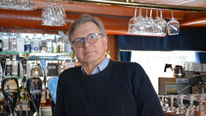 Situationen är svår för många krögare, säger Ilkka Joukanen. Ilkka Joukanen står framför en bardisk.