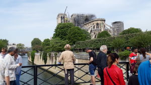Tusentals besökare vallfärdade till Notre-Dame för att på nära håll se henne utan tak Tusentals besökare vallfärdade till Notre-Dame för att på nära håll se henne utan tak.